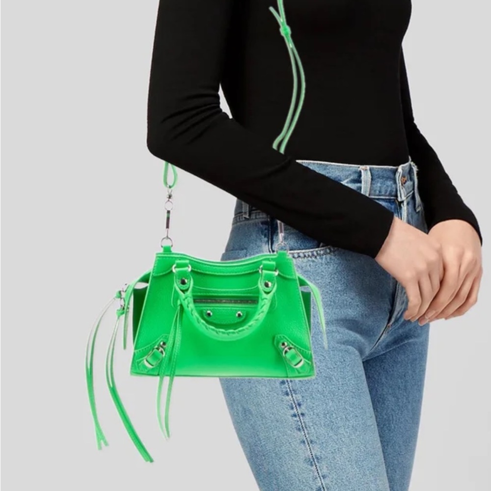 Vibrant Green Mini Bag with Structured Shape and Modern Design
